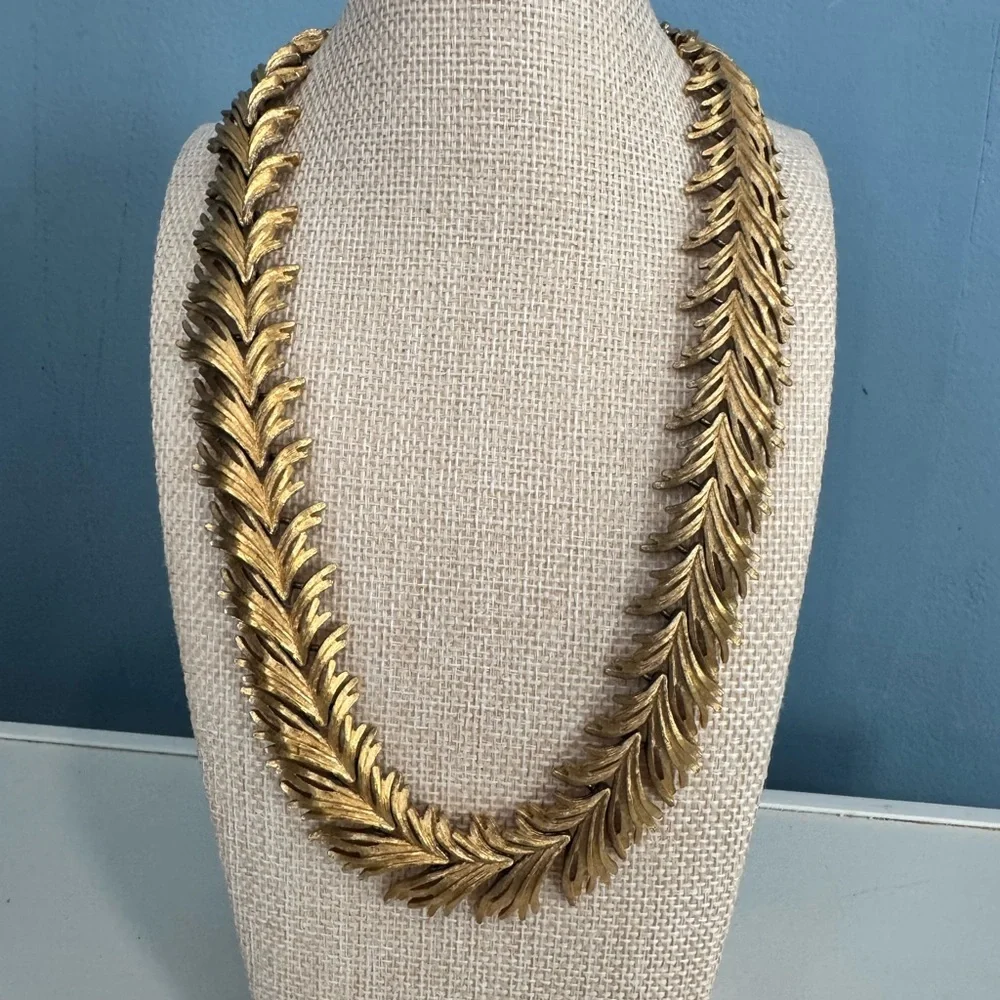 Monet Gold Tone Leaf Collar Statement Necklace – Vintage Laurel Design - Picture 7 of 8